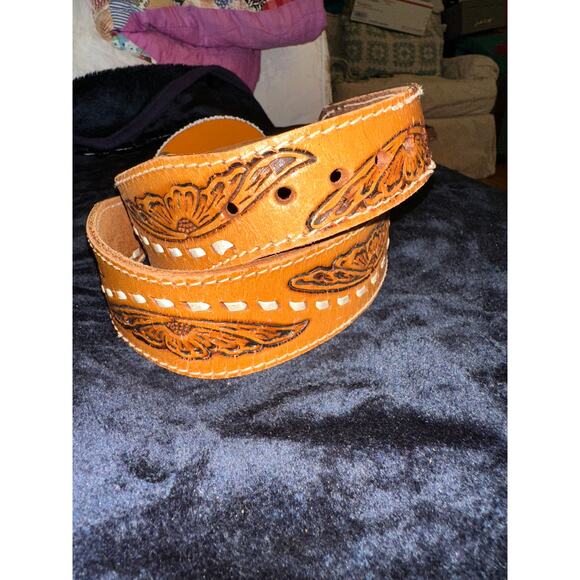 VINTAGE UNISEX DEADSTOCK CALDWELL TOOLED LEATHER BELT W/ NATIVE BEADED BUCKLE - Picture 2 of 8